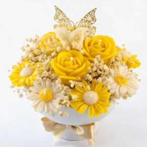 Bouquet primaveral 8 flores vela rosas margaritas base blanca moño raso Colombia