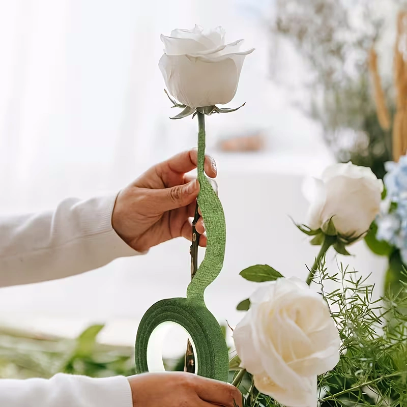 Cinta floral papel verde envolviendo tallo flor bouquet artesanal DIY ColombiaCinta floral papel verde envolviendo tallo flor bouquet artesanal DIY Colombia