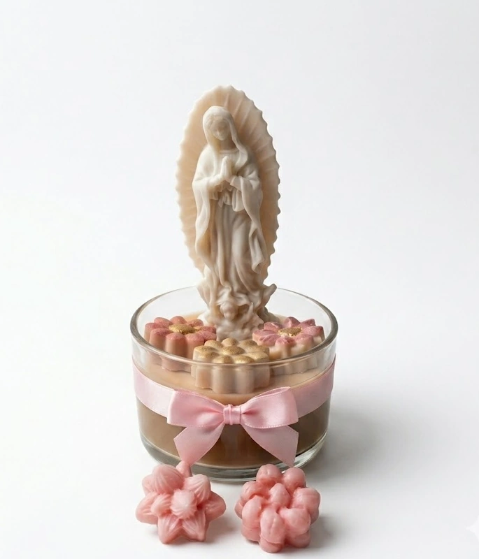 Vela artesanal Dulce María frasco vidrio cera palma flores wax melts figura virgen Colombia